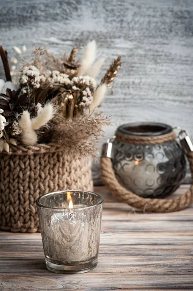 Interior Escandinavo Con Flores Secas Velas Encendidas Arreglo Minimalista Copiar —  Fotos de Stock