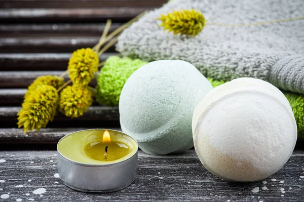 Aroma Badebomben Grüne Handtücher Und Sukkulenten Spa Arrangement Auf Braunem — Stockfoto