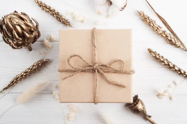 Craft Geschenk Box Und Goldene Trockene Blumen Grußkarten Arrangement Muttertag — Stockfoto