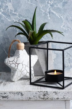 İskandinav iç mimarisi yanan bir mum ve beton arka planda bir dekor kadar sulu.