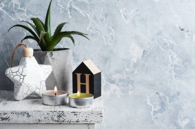 İskandinav iç mimarisi yanan bir mum ve beton arka plandaki bir dekor kadar sulu. Metin için alanı kopyala