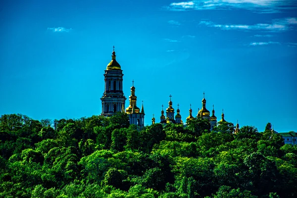 Dinyeper Nehri kıyısından Kiev-Pechersk Lavra