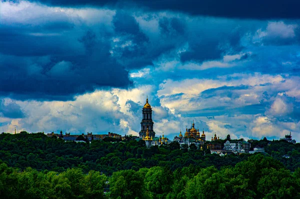 Kiev-Pechersk Lavra, sol kıyıdan fotoğraf.