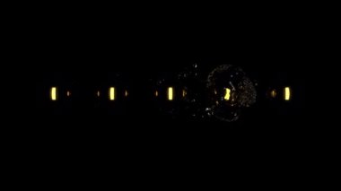 Su küresi altın küreleri kaplar. Su, altın küreleri sırayla güzelce sarıyor. İnanılmaz soyut, kusursuz döngülü video. İzole edilmiş arkaplan - luma mat kullan