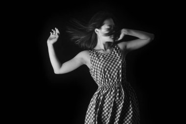 Yaz aylarında genç Asya modeli elbise siyah arka plan üzerine