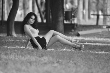 Genç Asya doğada poz parlak bir bluz modeli. Siyah-beyaz fotoğraf.