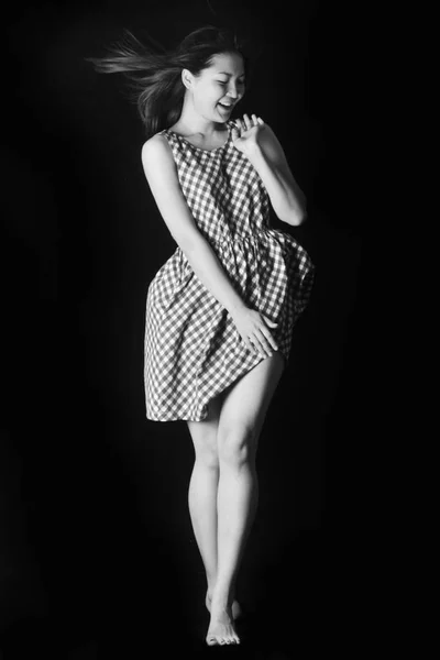 Jonge Aziatische model in de zomer jurk op zwarte achtergrond — Stockfoto