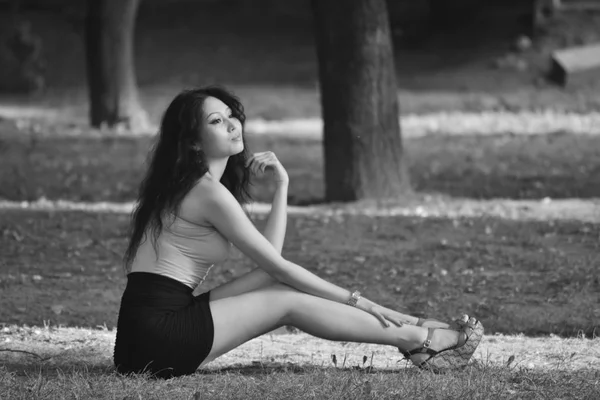 Jeune modèle asiatique dans un chemisier lumineux posant dans la nature. Photo noir-blanc . — Photo