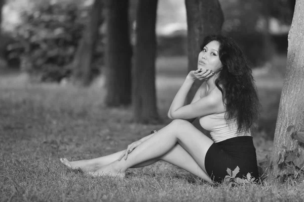 Junge asiatische Model in einer hellen Bluse posiert in der Natur. Schwarz-Weiß-Foto. — Stockfoto