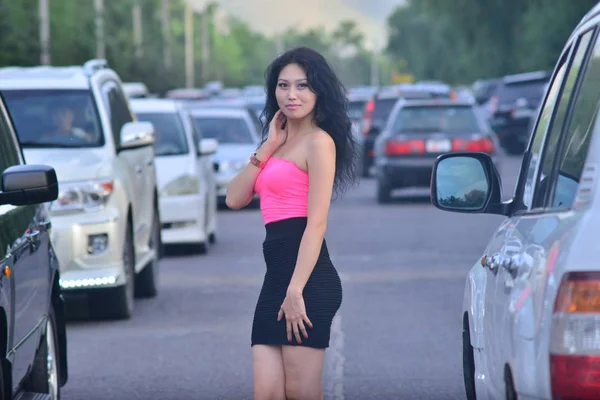 Молодая азиатская модель позирует на фоне автомагистрали — стоковое фото