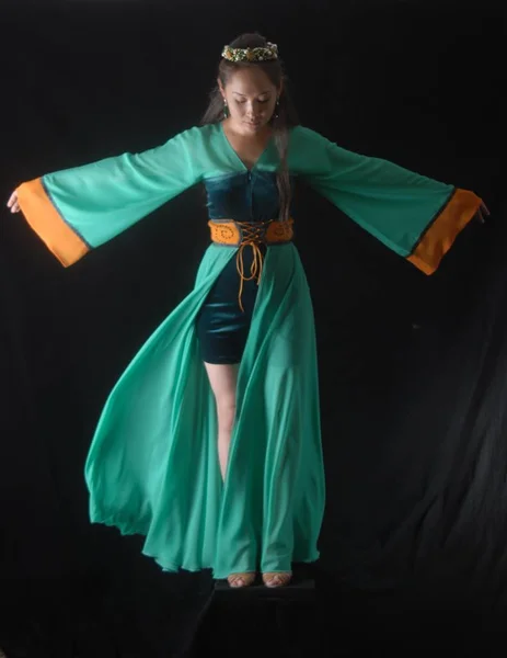 伝統的な衣装でポーズをとってアジアの女の子 — ストック写真
