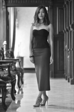 bir siyah Abiye poz içinde Asya modeli siyah beyaz fotoğraf 