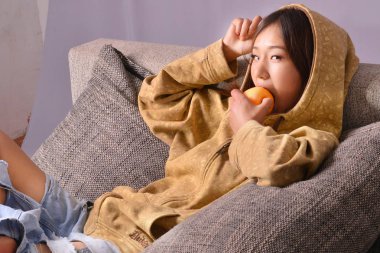 kanepede yatan grunge modeli