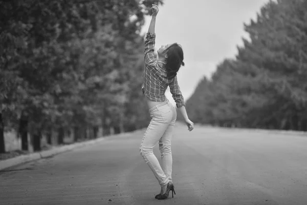 Asiatisk tjej tonåring med långa ben i hippie stil poserar på motorvägen — Stockfoto