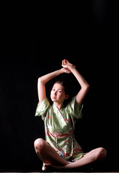 亚洲女孩摆在日本妇女的浴袍 — 图库照片