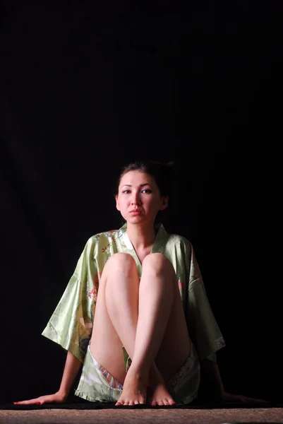 Aziatisch meisje poseren in de Japanse vrouwen badjas — Stockfoto