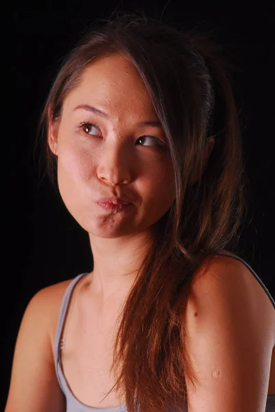 Азиатская молодая сексуальная женщина выражает эмоции на своем лице Стоковое Фото