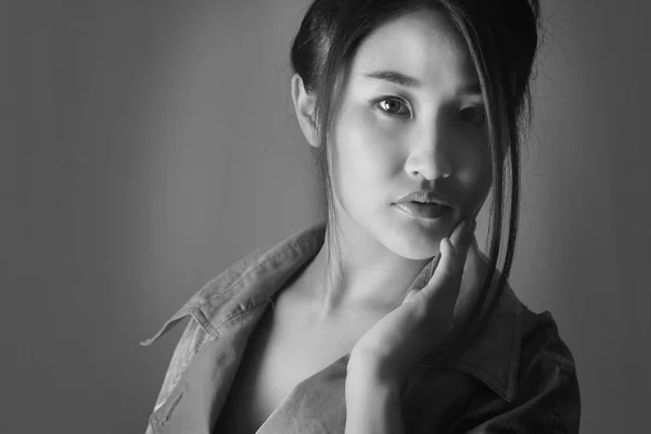 Portréja egy modell könnyű zöld köpenyt. Kanzashi. Szürke háttér. Fekete-fehér fénykép — Stock Fotó