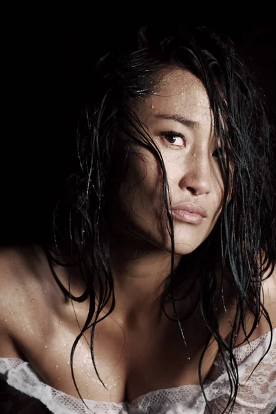 Retrato de una joven modelo con cabello mojado y gotas de lluvia en su piel —  Fotos de Stock