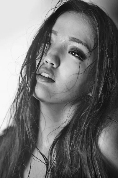 Retrato preto e branco de um modelo com cabelo molhado, olhos sensuais e lábios sensuais — Fotografia de Stock
