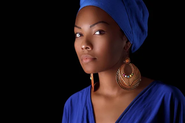 Modelo em estilo africano com maquiagem expressiva e em roupas brilhantes — Fotografia de Stock