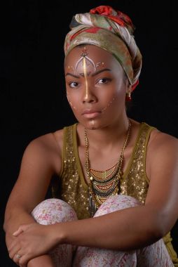 Afrika tarzı ifade makyajlı ve parlak elbise modeli