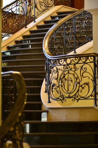 oyulmuş korkuluk ile merdiven