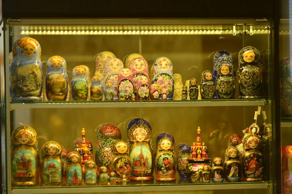 Muñecas de anidación de recuerdos "Matreshka" en la tienda — Foto de Stock