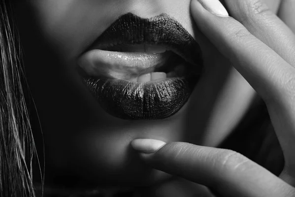 Black and white photo of female plump lips and smooth skin — Stock Photo, Image