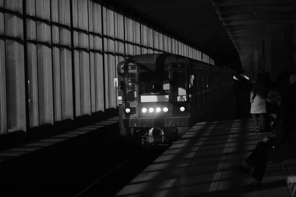 Черно-белое фото станции метро с поездом — стоковое фото