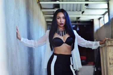 uzun saç, parlak makyaj ve aksesuarları ile model