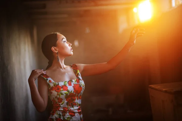 Silhueta de rosto feminino no fundo por do sol — Fotografia de Stock