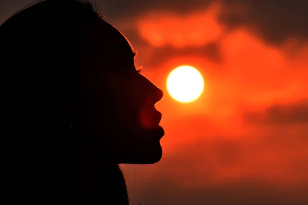 Silhouette of female face on sunset background — Stock Photo, Image