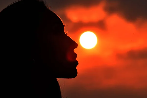 Силуэт женского лица на фоне заката Лицензионные Стоковые Фото