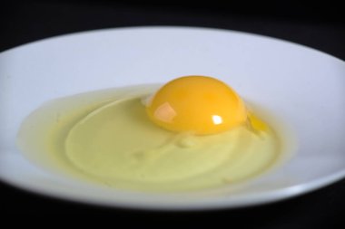 Tabakta çiğ yumurta