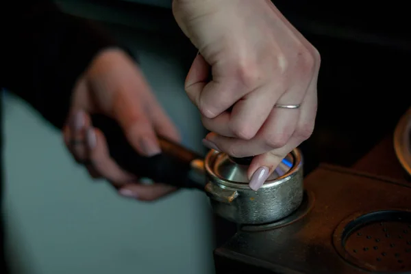 Kadın sabah kahvesini dolduruyor. seçici odak