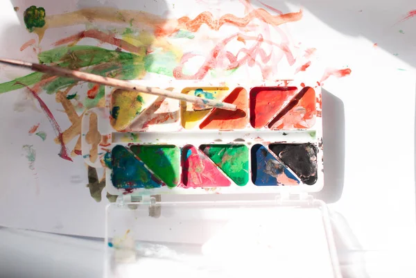 Küçük çocuk formuna bir kağıt çizer. 