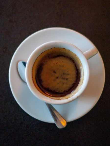 Tasse Kaffee Auf Dem Tisch Frisch Zubereiteter Espresso Einer Weißen — Stockfoto