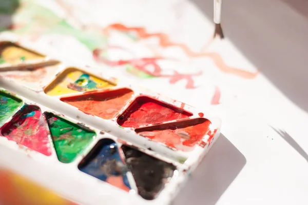 Küçük çocuk formuna bir kağıt çizer. 