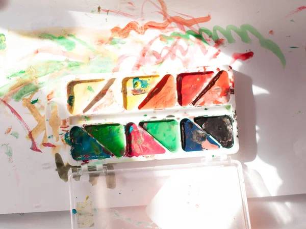 Küçük çocuk formuna bir kağıt çizer. 