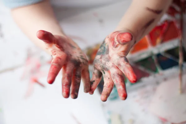 Руки Маленького Ребенка Краски — стоковое фото