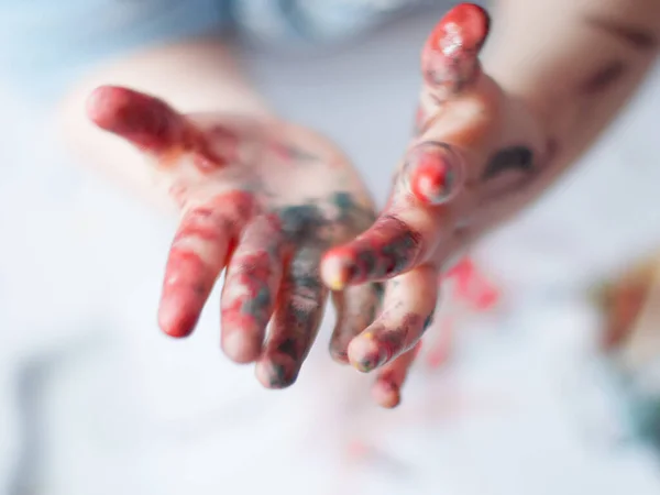 Bir elin yakın çekimi, çocuk, resim.