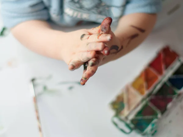 Kislány Rajzol Egy Képet Egy Gyerekről — Stock Fotó