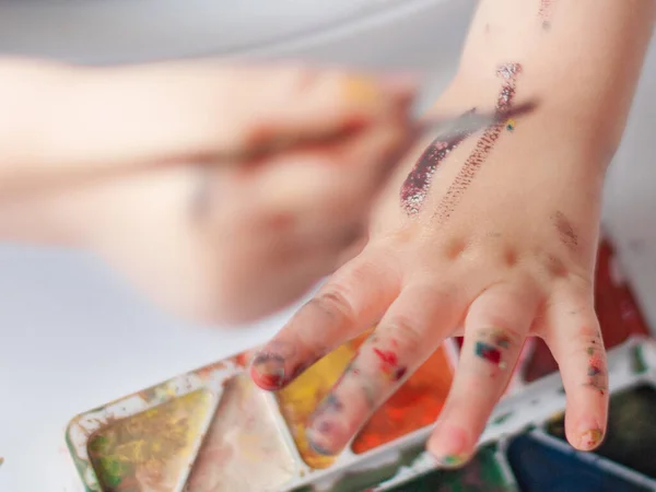 Çocuk Elleriyle Resim Çiziyor Renkli Boyalar — Stok fotoğraf