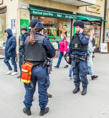 Nisan 2017 'de İsveç' in başkenti Stockholm 'de, Rakhmat Akilov' un çalıntı bir kamyonla yaya bölgesinde yayaları katlettiği terör saldırısı. Stockholm şehri günün geri kalanında kapatıldı ve hiçbir yerel taşıma aracı çalışmıyordu..