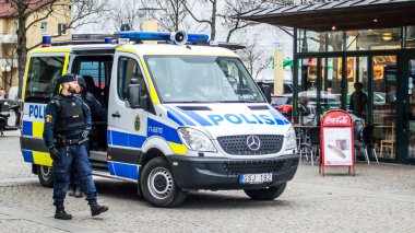 Nisan 2017 'de İsveç' in başkenti Stockholm 'de, Rakhmat Akilov' un çalıntı bir kamyonla yaya bölgesinde yayaları katlettiği terör saldırısı. Stockholm şehri günün geri kalanında kapatıldı ve hiçbir yerel taşıma aracı çalışmıyordu..