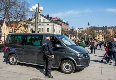İsveç Stockholm 'deki siyasi toplantıda konuşmacıyı koruyan polis memuru.