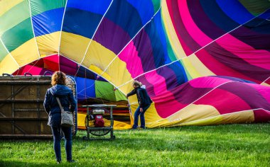 Sıcak hava balonu Stockholm, İsveç 'te bir tarlada kalkışa hazırlanıyor.