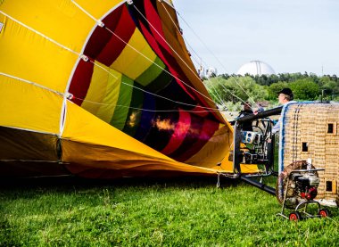 Sıcak hava balonu Stockholm, İsveç 'te bir tarlada kalkışa hazırlanıyor.