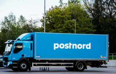 Kamu kuruluşu Postnord 'a ait kamyonet, posta ve küçük paketler taşımacılığı, çoğu zaman geç ve pahalı olduğu söyleniyor